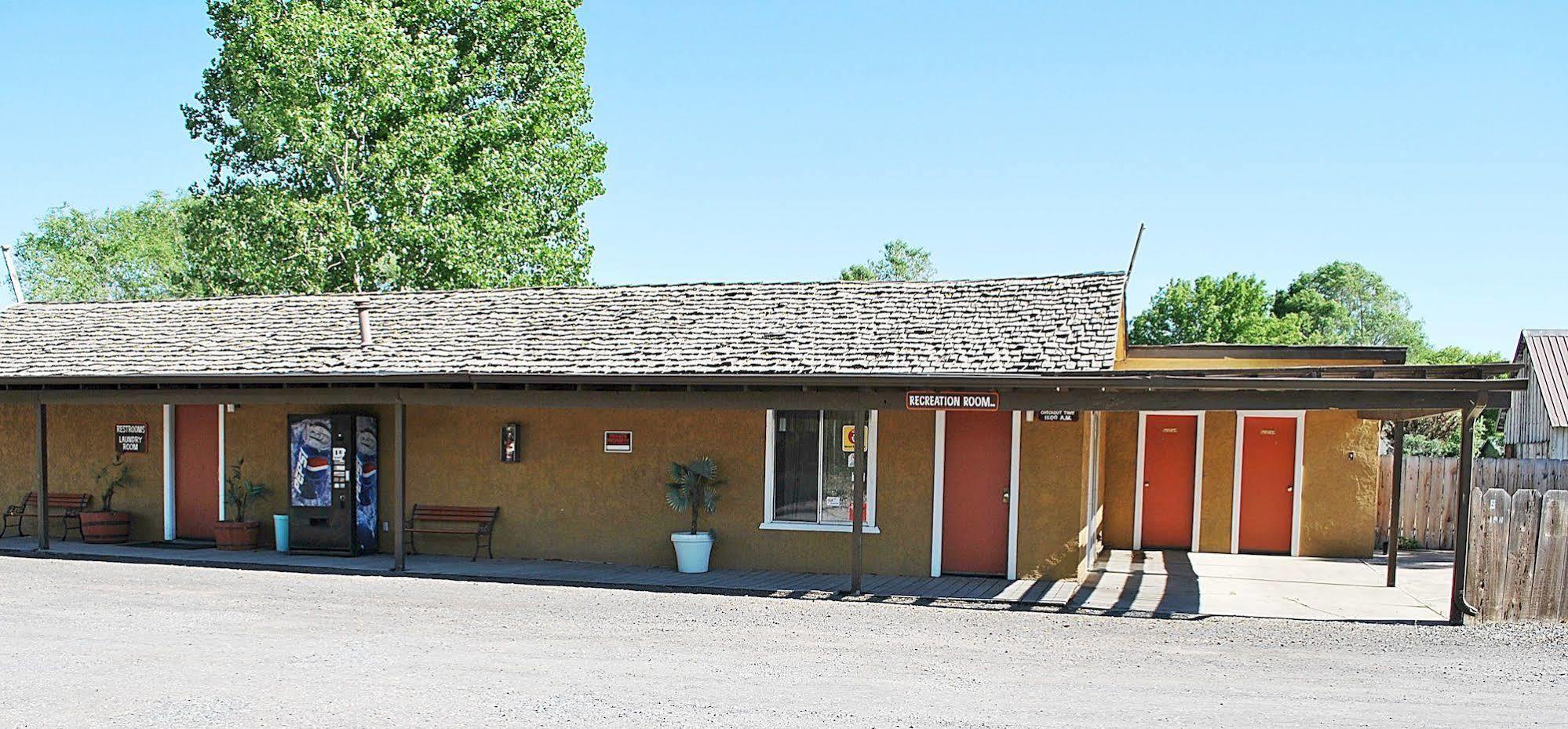 Oregon Motel 8 And Rv Parkクラマス・フォールズ エクステリア 写真