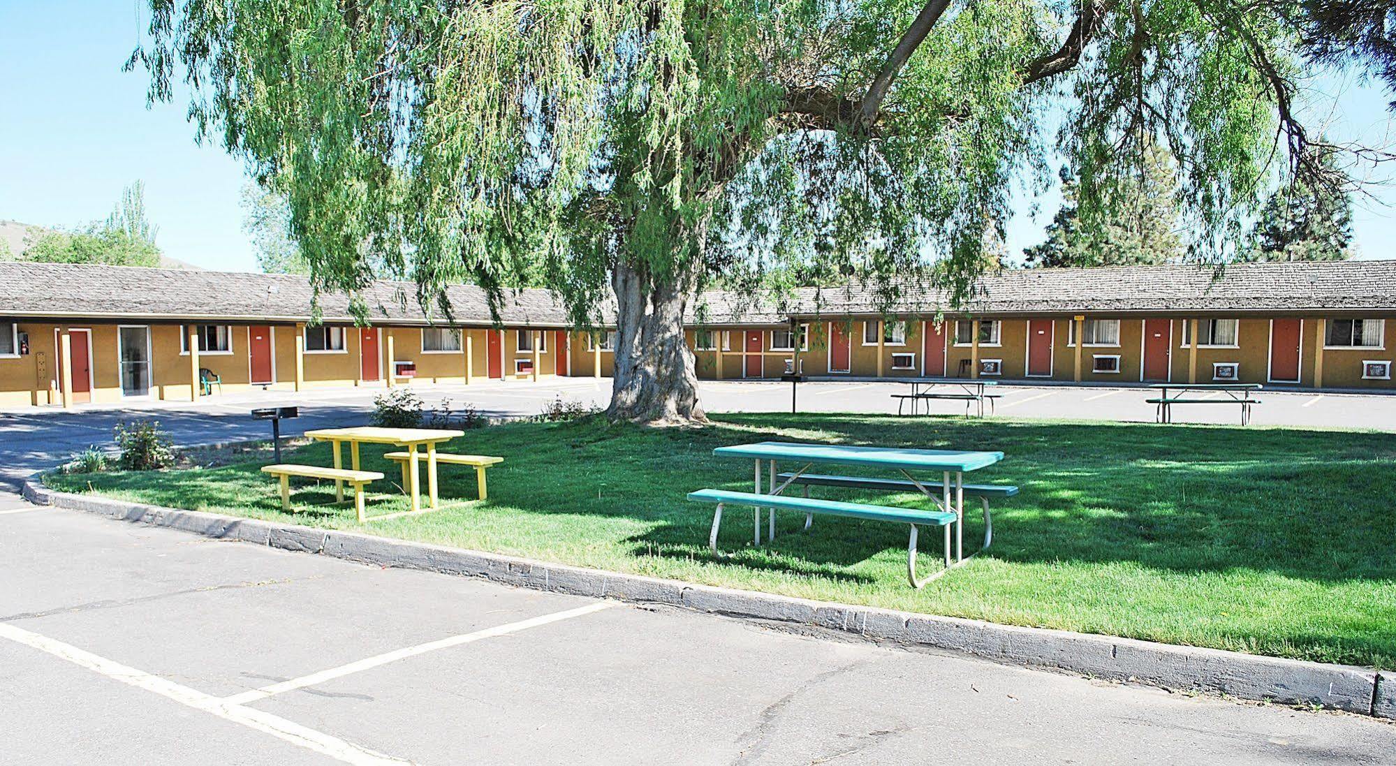 Oregon Motel 8 And Rv Parkクラマス・フォールズ エクステリア 写真
